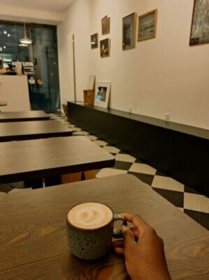 cafe artsy montmartre